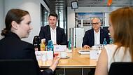 Bundesarbeitsminister Hubertus Heil (links, SPD) und Martin Seiler, Personalvorstand der Deutschen Bahn, unterhalten sich in der DB-Jobberatung in Berlin mit der geflüchteten Tetyana Kononenko (rechts) und Übersetzerin Olga Berger.