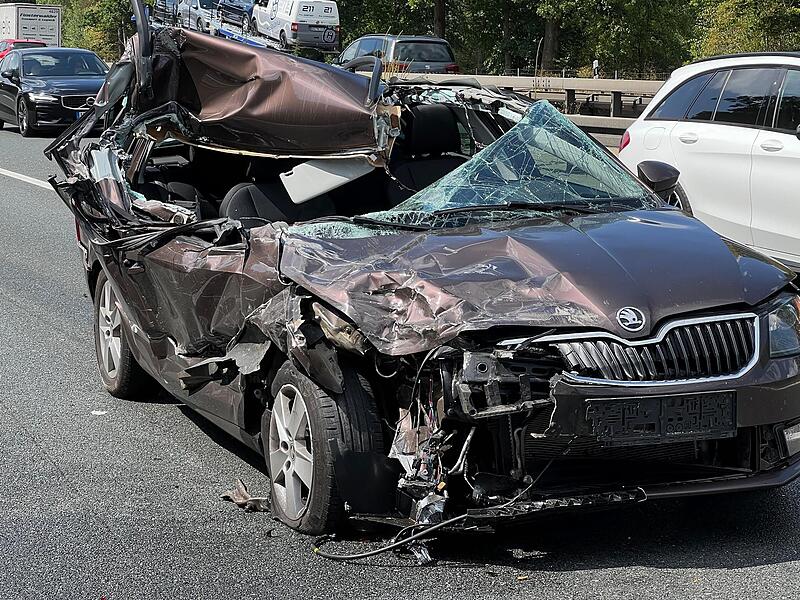 Der Fahrer des  Skoda erlitt lebensgefährliche Verletzungen.