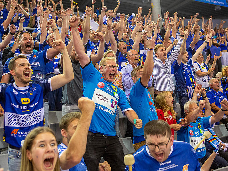 Ekstase in Blau und Weiß: Der ThSV Eisenach steigt in die Bundesliga auf.