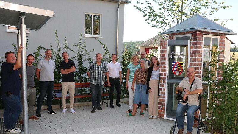 Der öffentliche Bücherschrank in Schneckenlohe wurde seiner Bestimmung übergeben. Der öffentliche Bücherschrank in Schneckenlohe wurde seiner Bestimmung übergeben.