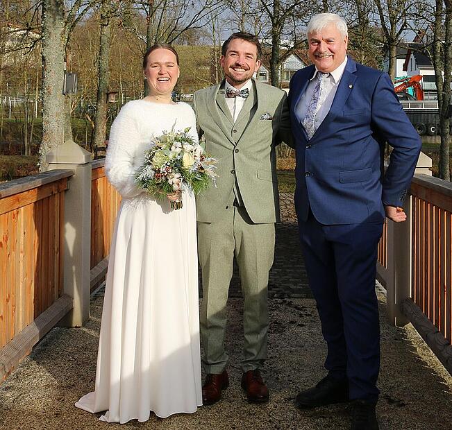 Bitte recht freundlich: Das Ehepaar Theresa und Stefan Weis mit ihrem Standesbeamten Hans Albert.