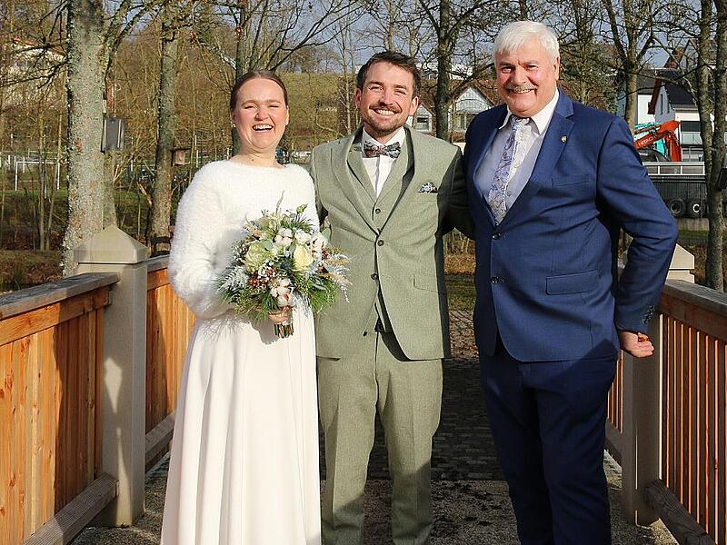Bitte recht freundlich: Das Ehepaar Theresa und Stefan Weis mit ihrem Standesbeamten Hans Albert.