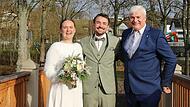 Bitte recht freundlich: Das Ehepaar Theresa und Stefan Weis mit ihrem Standesbeamten Hans Albert.