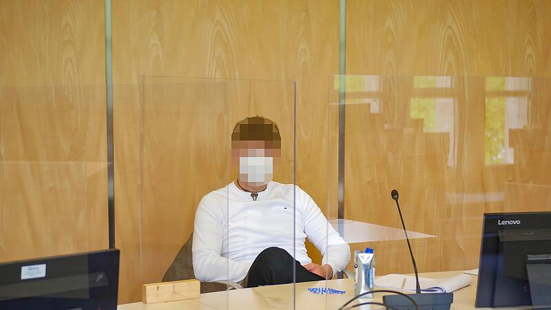 Inzwischen genervt davon, auf der Anklagebank fotografiert zu werden: Polizist O.