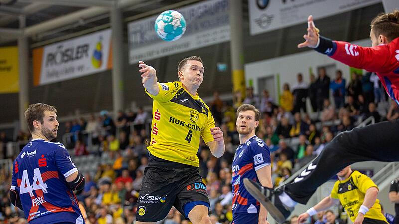 Coburgs Spielmacher Tumi Steinn Runarsson (li.) gab gegen Gro&szlig;wallstadt sein Comeback.