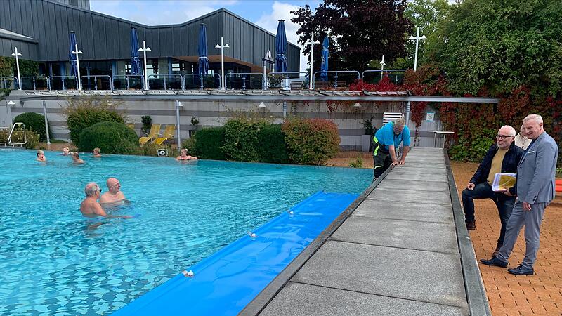Thermen-Gesch&auml;ftsf&uuml;hrer Lutz Lange (rechts) und Bad Rodachs K&auml;mmerer Michael Fischer verfolgen am gro&szlig;en Au&szlig;enbecken der Therme Natur die letzten Arbeiten. Damit das Wasser nachts  nicht zu sehr abk&uuml;hlt, wurde eine neue, leistungsst&auml;rkere Abdeckpl...