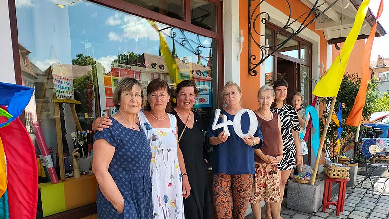 Chefin Ursula Bieber (Vierte von links) feiert mit ihren Mitarbeiterinnen (von links) Edeltraud Hennevogl, Sabine Stier, Nikola Voit, Barbara Gei&szlig;ler und Sarah Schneider (dahinter Sohn Samson) das 40-j&auml;hrige Bestehen ihres &bdquo;Werkladens&ldquo;.