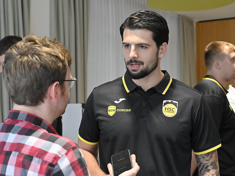 Savvas Savvas bei der Auftakt-PK 2026/27 des HSC 2000 Coburg.