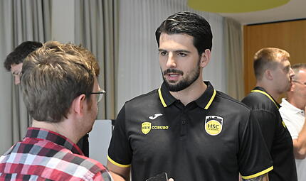 Savvas Savvas bei der Auftakt-PK 2026/27 des HSC 2000 Coburg.