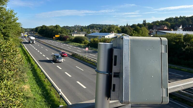 Entlang der Bundesstraße 4 südlich von Coburg findet zurzeit eine umfangreiche Verkehrszählung statt.
