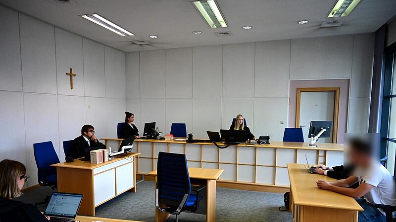 Opferanwältin Antretter, Staatsanwalt Maier, eine Protokollführerin, Strafrichterin Friedmann, Rechtsanwalt Jotschke und der Angeklagte