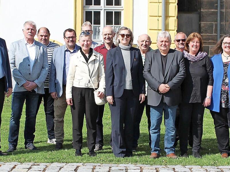 Verabschiedungen und Dienstjubil&auml;en standen am Landratsamt Forchheim an (v.&nbsp;l.): Karl Heinz Biendarra, der vormalige Landrat Hermann Ulm, Alfred Bystry, Markus Freund, Christoph St&ouml;hr, Marion Rossa Schuster, Erwin Harrer, Herbert Meier, Annette Di...