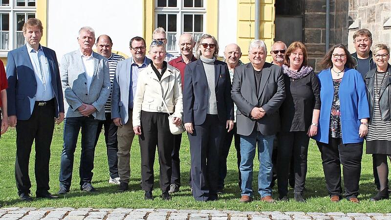 Verabschiedungen und Dienstjubiläen standen am Landratsamt Forchheim an (v. l.): Karl Heinz Biendarra, der vormalige Landrat Hermann Ulm, Alfred Bystry, Markus Freund, Christoph Stöhr, Marion Rossa Schuster, Erwin Harrer, Herbert Meier, Annette Di... Verabschiedungen und Dienstjubiläen standen am Landratsamt Forchheim an (v. l.): Karl Heinz Biendarra, der vormalige Landrat Hermann Ulm, Alfred Bystry, Markus Freund, Christoph Stöhr, Marion Rossa Schuster, Erwin Harrer, Herbert Meier, Annette Di...
