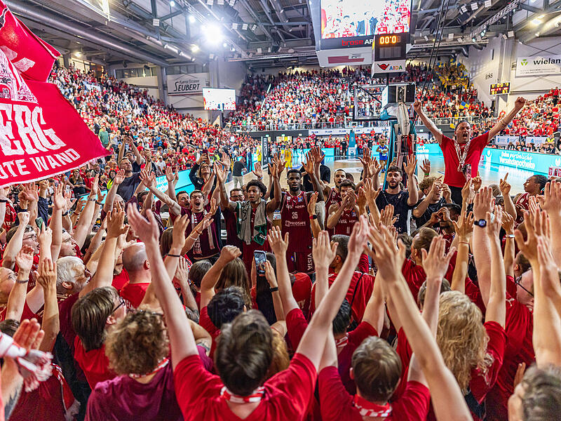 Begeisterung wie in alten Zeiten: Die Bamberger Akteure feiern mit ihren Anhängern im Fanblock den 2:2-Serienausgleich gegen Alba Berlin. Begeisterung wie in alten Zeiten: Die Bamberger Akteure feiern mit ihren Anhängern im Fanblock den 2:2-Serienausgleich gegen Alba Berlin.