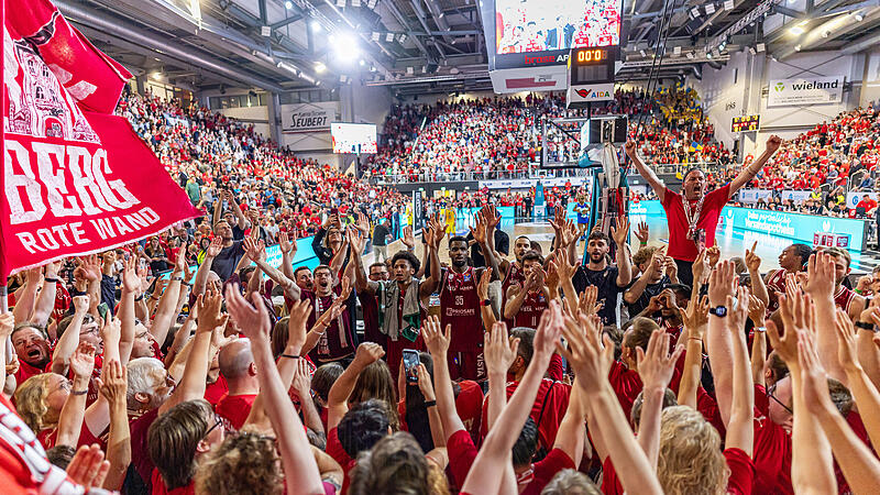 Begeisterung wie in alten Zeiten: Die Bamberger Akteure feiern mit ihren Anh&auml;ngern im Fanblock den 2:2-Serienausgleich gegen Alba Berlin.