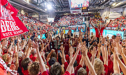 Begeisterung wie in alten Zeiten: Die Bamberger Akteure feiern mit ihren Anh&auml;ngern im Fanblock den 2:2-Serienausgleich gegen Alba Berlin.