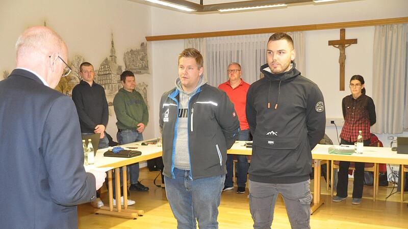 B&uuml;rgermeister Markus Oppelt vereidigte zwei junge M&auml;nner aus Lichtenstein zu neuen Feldgeschworenen. Auf Dominik H&uuml;l&szlig; und Philipp Schmidt  (von rechts) wartet viel Arbeit.