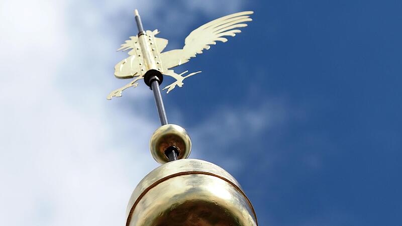 Seit zwei Wochen strahlen der Wetterhahn und die beiden Kugeln auf der Turmspitze der St. Margarethenkirche in Rossfeld wieder im Goldglanz.