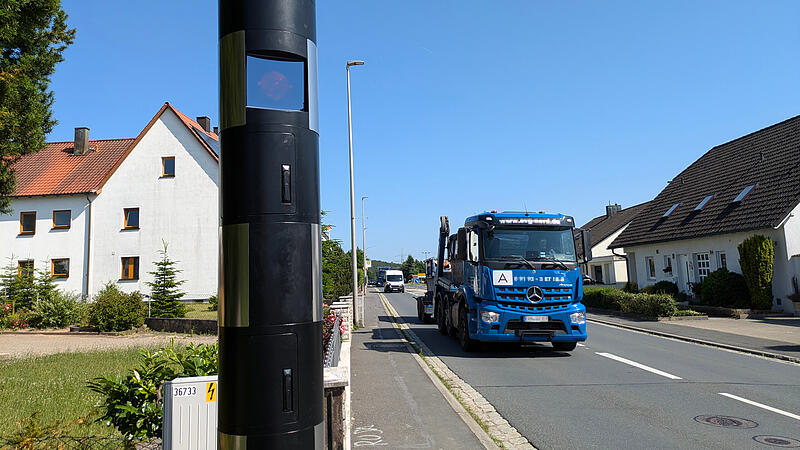 Die neue Blitzs&auml;ule von Wimmelbach steht am Stra&szlig;enrand der B470.