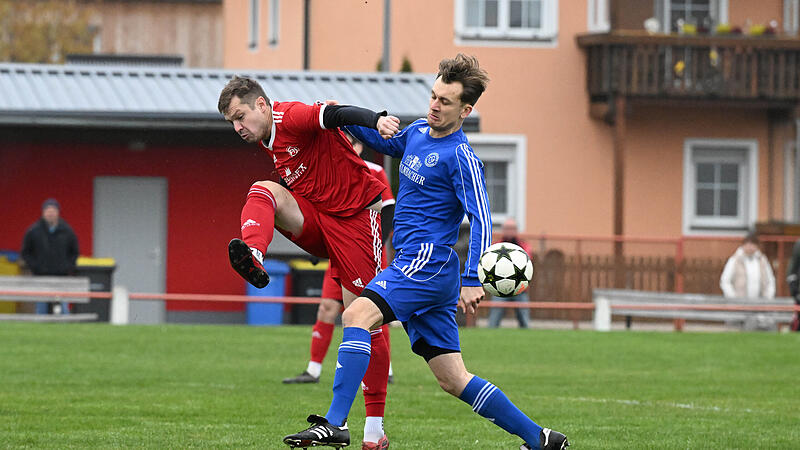 Sport Fußball Saison 2025 / 2026 Kreisliga 2 Bayreuth / Kulmbach 19. Spieltag  am Samstag 08.11.2025  Sportanlage Kirchenlaibach Spielbeginn 14.00 h TSV Kirchenlaibach gegen FC Neuenmarkt  Halbzeitergebnis 0:0 Endstand 1:0  Tobias Baumann blau TSV Kirche