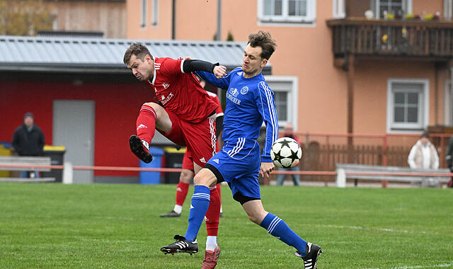 Sport Fußball Saison 2025 / 2026 Kreisliga 2 Bayreuth / Kulmbach 19. Spieltag am Samstag 08.11.2025 Sportanlage Kirchenlaibach Spielbeginn 14.00 h TSV Kirchenlaibach gegen FC Neuenmarkt Halbzeitergebnis 0:0 Endstand 1:0 Tobias Baumann blau TSV Kirche Sport Fußball Saison 2025 / 2026 Kreisliga 2 Bayreuth / Kulmbach 19. Spieltag am Samstag 08.11.2025 Sportanlage Kirchenlaibach Spielbeginn 14.00 h TSV Kirchenlaibach gegen FC Neuenmarkt Halbzeitergebnis 0:0 Endstand 1:0 Tobias Baumann blau TSV Kirche