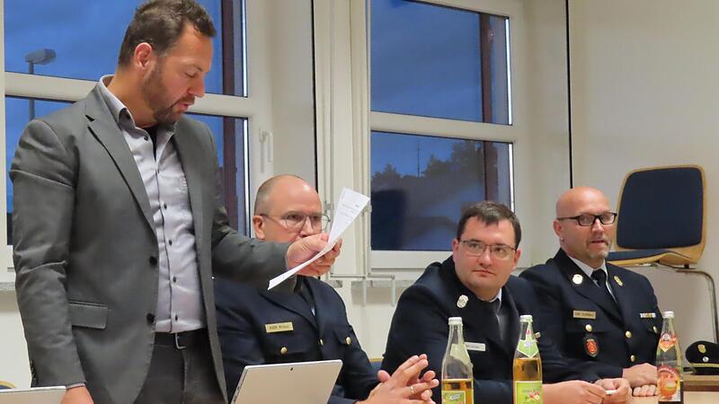 B&uuml;rgermeister Mario Sch&ouml;nwald (links) leitet die Wahl der neuen Staffelsteiner Feuerwehrkommandanten. Neben ihm (v.l.): Kreisbrandrat Thilo Kraus, Kreisbrandmeister Johannes Lohneis und Kreisbrandinspektor Christian Schilder