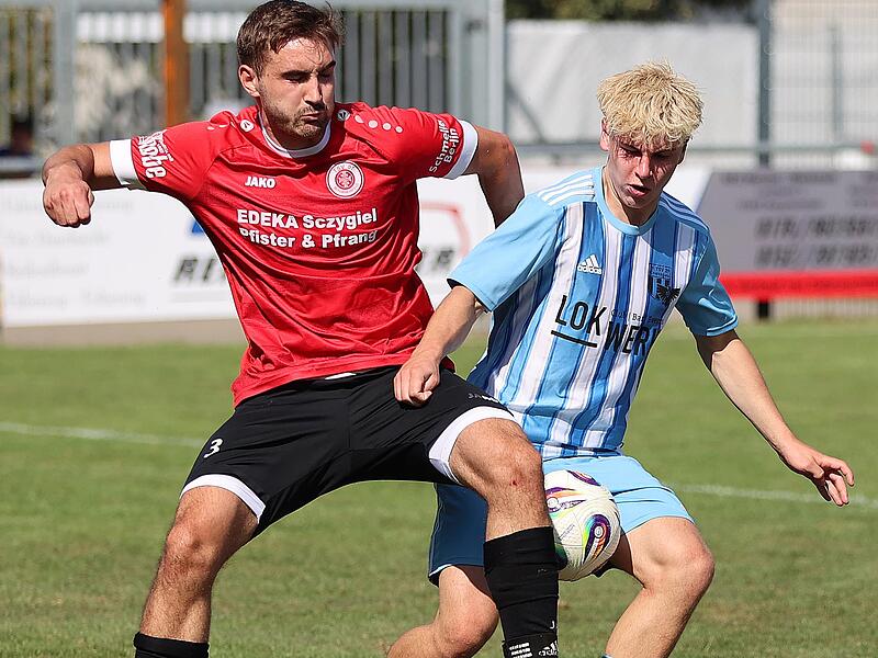 Knie an Knie und mittendrin der Ball: Luca Friedrich von TSV Bergrheinfeld (links) und Tim Neubert vom TSV Knetzgau k&auml;mpfen um das Spielger&auml;t. Ralf Naumann