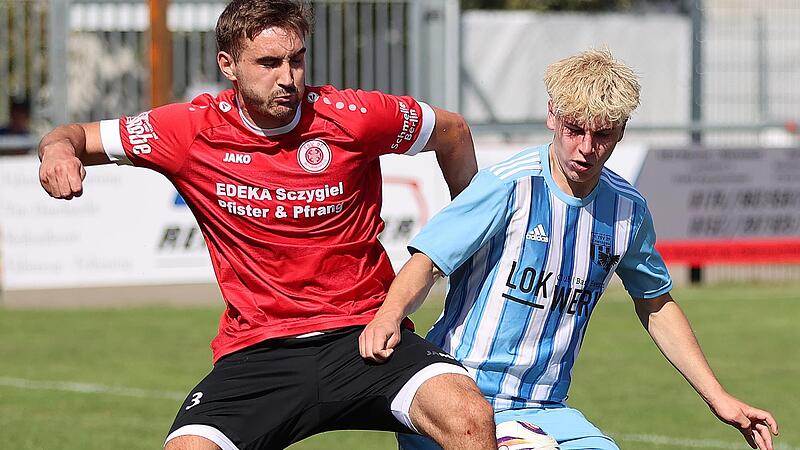 Knie an Knie und mittendrin der Ball: Luca Friedrich von TSV Bergrheinfeld (links) und Tim Neubert vom TSV Knetzgau k&auml;mpfen um das Spielger&auml;t. Ralf Naumann