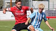 Knie an Knie und mittendrin der Ball: Luca Friedrich von TSV Bergrheinfeld (links) und Tim Neubert vom TSV Knetzgau kämpfen um das Spielgerät. Ralf Naumann Knie an Knie und mittendrin der Ball: Luca Friedrich von TSV Bergrheinfeld (links) und Tim Neubert vom TSV Knetzgau kämpfen um das Spielgerät. Ralf Naumann