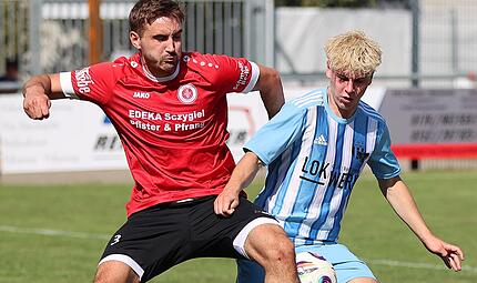 Knie an Knie und mittendrin der Ball: Luca Friedrich von TSV Bergrheinfeld (links) und Tim Neubert vom TSV Knetzgau kämpfen um das Spielgerät. Ralf Naumann Knie an Knie und mittendrin der Ball: Luca Friedrich von TSV Bergrheinfeld (links) und Tim Neubert vom TSV Knetzgau kämpfen um das Spielgerät. Ralf Naumann