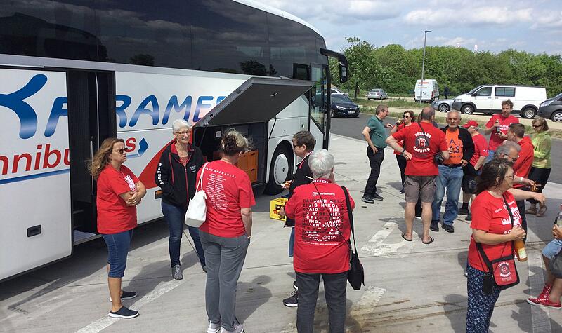 Letzte Stärkung vor Endstation Arena Ostbahnhof Stehimbiss an der Autobahnraststätte Osterfeld. Foto: Udo Schilling