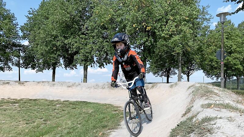 Ein Pumptrack verspricht viel Spa&szlig; f&uuml;r die Sportler, aber auch die Zuschauer. Diese Anlage befindet sich oberhalb des Liebfrauenhauses in Herzogenaurach.