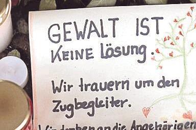 An einem Bahnhof wird die Erinnerung an den get&ouml;teten Zugbegleiter Serkan C. wachgehalten.   