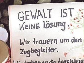 An einem Bahnhof wird die Erinnerung an den get&ouml;teten Zugbegleiter Serkan C. wachgehalten.   