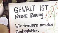An einem Bahnhof wird die Erinnerung an den get&ouml;teten Zugbegleiter Serkan C. wachgehalten.   
