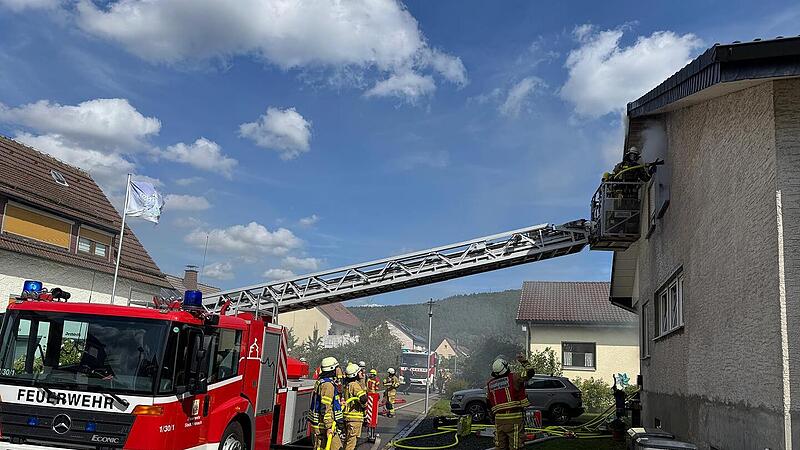 Hoher Schaden bei Hausbrand in Neuses: Anwohner k&ouml;nnen sich retten