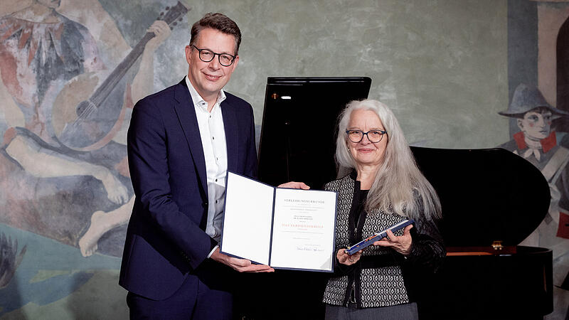Markus Blume h&auml;ndigt Verdienstkreuz aus