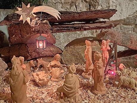 Direkt aus Assisi ist die Terrakotta-Krippe, die von der Familie Geber zur Verfügung gestellt wurde. Direkt aus Assisi ist die Terrakotta-Krippe, die von der Familie Geber zur Verfügung gestellt wurde.