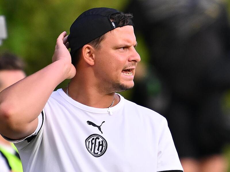 Der FC Herzogenaurach und Coach Jan Gräßel warten noch auf den ersten Landesliga-Sieg. Sportfoto Zink Der FC Herzogenaurach und Coach Jan Gräßel warten noch auf den ersten Landesliga-Sieg. Sportfoto Zink
