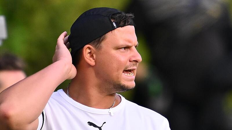 Der FC Herzogenaurach und Coach Jan Gräßel warten noch auf den ersten Landesliga-Sieg. Sportfoto Zink Der FC Herzogenaurach und Coach Jan Gräßel warten noch auf den ersten Landesliga-Sieg. Sportfoto Zink