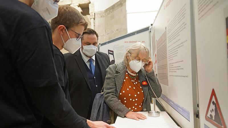 Edith Memmel und Michael Zwingmann ergriffen die Gelegenheit, im Rahmen der Ausstellung &bdquo;Sackgasse Extremismus &ndash; Bitte wenden!&ldquo; aktiv zu werden. Unter Anleitung der &bdquo;Mut-Macher&ldquo; nutzten sie die H&ouml;rstation.