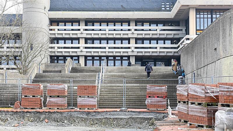 Der Hauptzugang zur zentralen Uni-Bibliothek und zur Mensa am Hubland ist derzeit aufgrund von Pflasterarbeiten noch eine Baustelle.