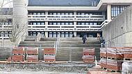 Der Hauptzugang zur zentralen Uni-Bibliothek und zur Mensa am Hubland ist derzeit aufgrund von Pflasterarbeiten noch eine Baustelle.
