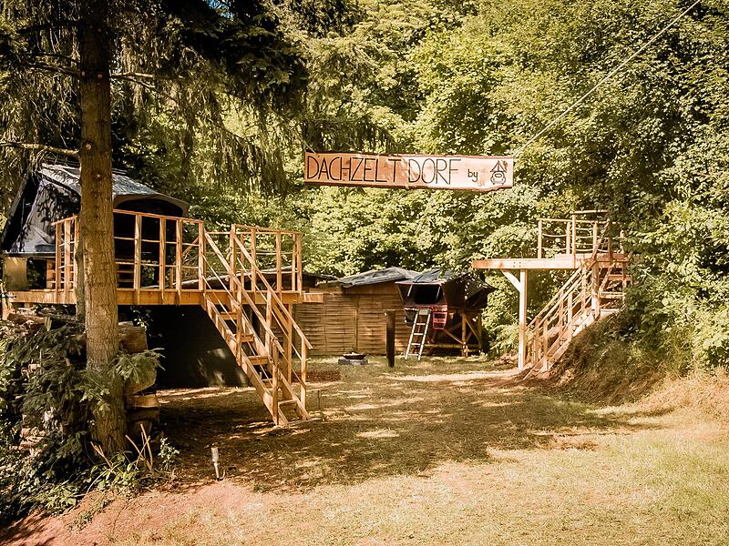 Das Dachzelt-Dorf in Thulba am Campingplatz. Das Dachzelt-Dorf in Thulba am Campingplatz.