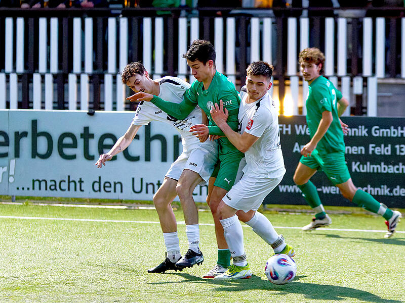 Auch von diesem „Auffahrunfall“ ließen sich die Neudrossenfelder um Timo Lang (Mitte), der hier von den Motschenbachern Niklas Lamnek (links) und Fabian Knörrer in die Zange genommen wird, nicht bremsen.