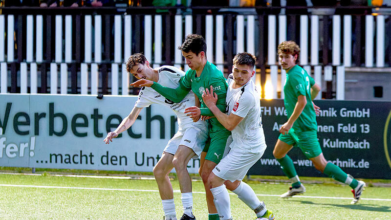 Neudrossenfeld 2 Teil 1 Auch von diesem „Auffahrunfall“ ließen sich die Neudrossenfelder um Timo Lang (Mitte), der hier von den Motschenbachern Niklas Lamnek (links) und Fabian Knörrer in die Zange genommen wird, nicht bremsen.