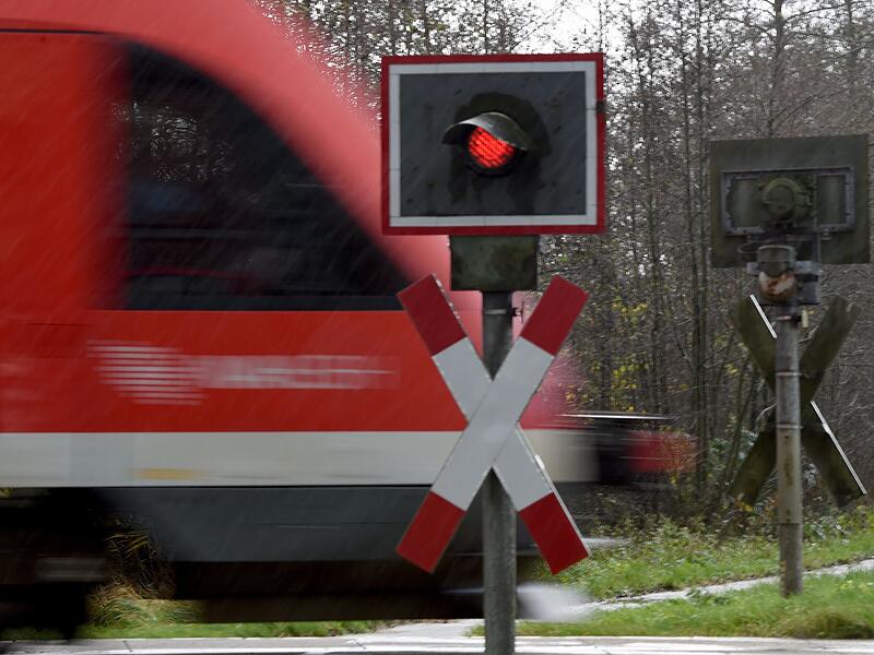 Unbeschrankter Bahn&uuml;bergang