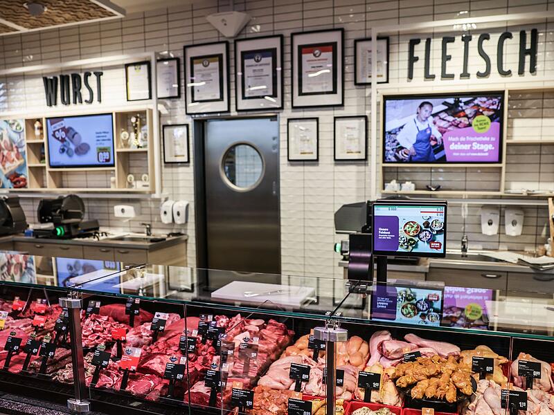 Fleischtheke im Supermarkt