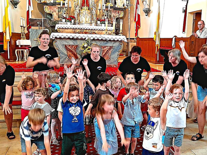 Im Familiengottesdienst sangen die Kinder mit dem Kita-Team begeistert des Lied „Gottes Liebe ist so wunderbar Im Familiengottesdienst sangen die Kinder mit dem Kita-Team begeistert des Lied „Gottes Liebe ist so wunderbar