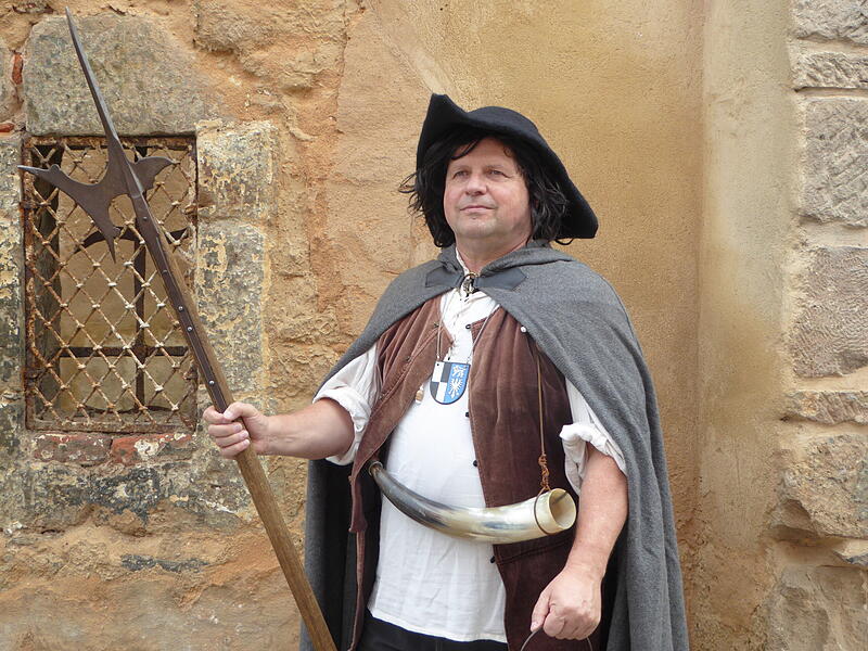 Erich Olbrich nimmt bei seinen Sagenf&uuml;hrungen die Besucherinnen und Besuchern mit in die Kulmbacher Unterwelt.